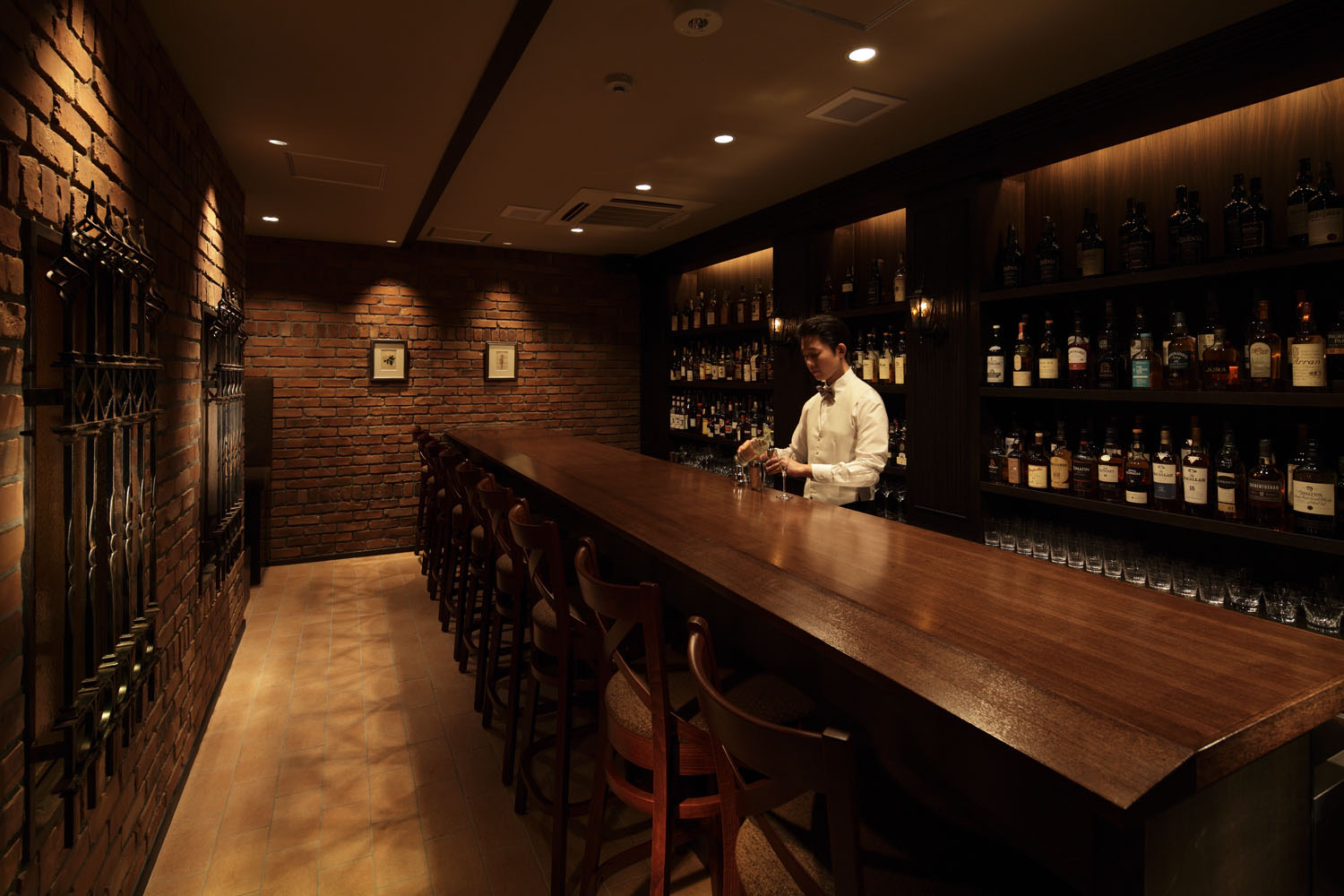 大阪・天満のBAR ALBA（バーアルバ）の店内。ウイスキーやカクテルが楽しめる隠れ家バー Interior of BAR ALBA, a whisky and cocktail bar in Osaka Tenma, Japan.