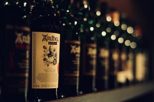 アードベッグ・ユリーカのボトルがBAR ALBAの棚に並ぶ他のアードベッグと共にディスプレイされている様子（大阪・天満）