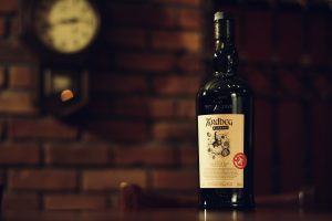 BAR ALBAの店内で撮影されたアードベッグ・ユリーカのボトル。レンガ壁とアンティーク時計を背景に佇む姿が印象的。