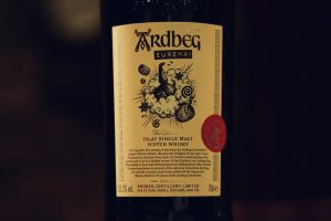 アードベッグ・ユリーカのボトルラベルをクローズアップで撮影。25周年記念ロゴとイラストが印象的な限定デザイン。