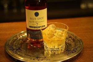 ロックスタイルのウイスキー写真 BAR ALBA バー・アルバ / Whisky on the rocks at BAR ALBA, Osaka