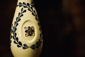 クラセアスール・レポサドのボトルをクローズアップ。メキシコの伝統工芸を感じる、職人による手描きの青い模様。