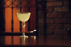 BAR ALBAで提供されるラストワードのカクテル。クラシックなグラスに注がれた淡いグリーンの一杯。