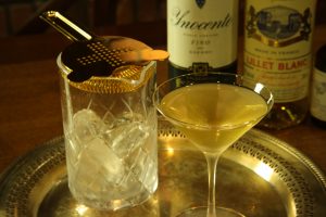 大阪・天満の隠れ家バー「BAR ALBA」のバンブーカクテル。銀のトレイにミキシンググラスとともに並ぶ一杯。