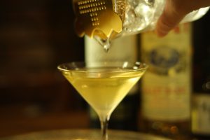 BAR ALBA（大阪・天満）のバンブーカクテル。ミキシンググラスから丁寧に注がれる瞬間を捉えた一枚