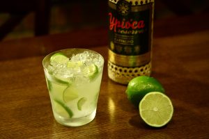 BAR ALBAで撮影されたカイピリーニャとイピオカのボトル、ライムの断面が印象的。大阪カクテル万博のブラジルカクテル。
