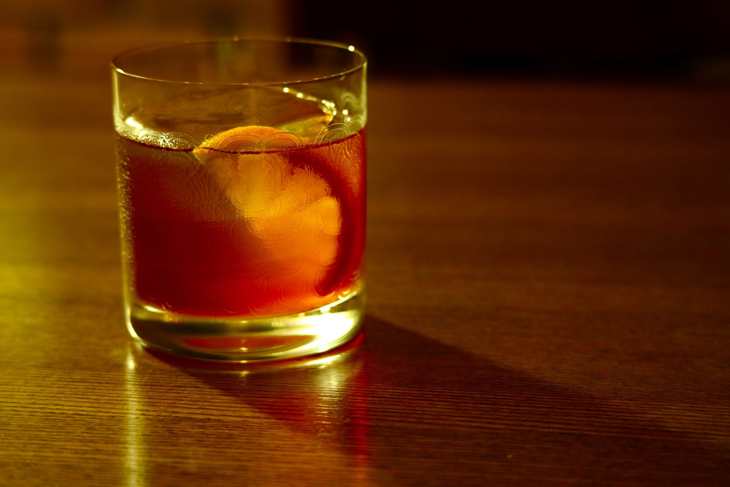 BAR ALBAオリジナルのネグローニ。やわらかな光に照らされた赤いカクテルが、グラスの中で静かに輝く。