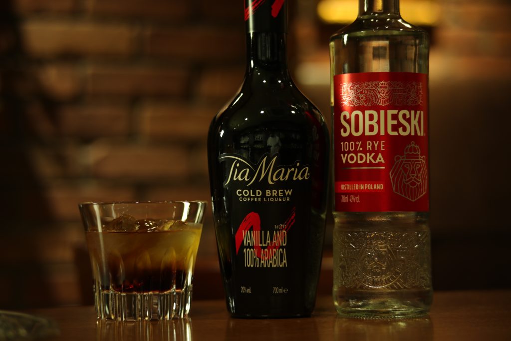 天満のBAR ALBAが提案するブラックルシアンとその材料。Tia MariaとSobieski Vodkaを使用した、大人のためのクラシックカクテル。