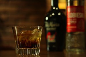 大阪・天満のBAR ALBAで楽しめるブラックルシアン。氷の中でゆっくりと混ざる深い色合いが、大人の夜を演出。カクテルファンに人気の一杯。
