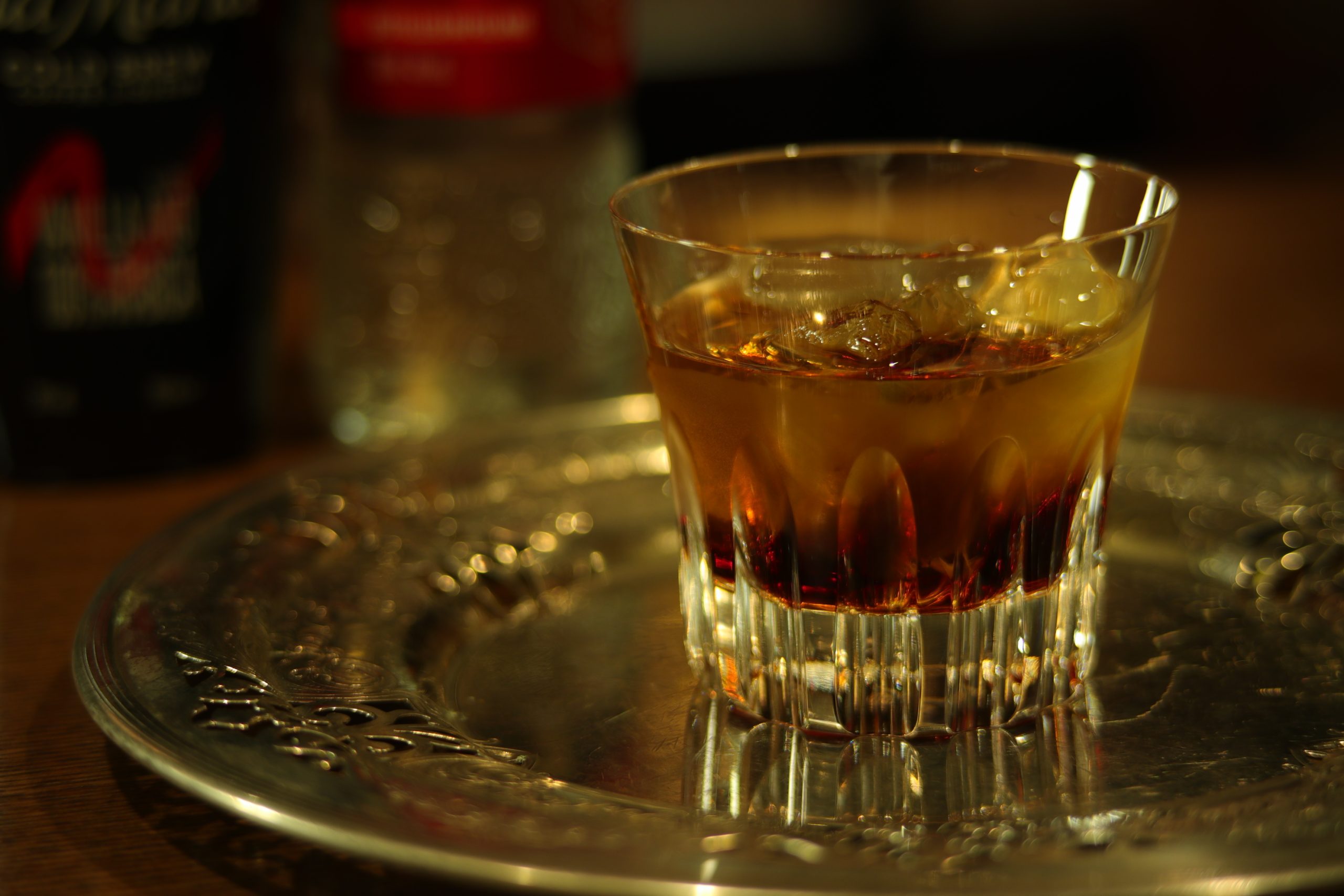 天満のBAR ALBAで味わうブラックルシアン。グラスに映る氷と色のグラデーションが美しく、ロシアのクラシックカクテルとして人気。