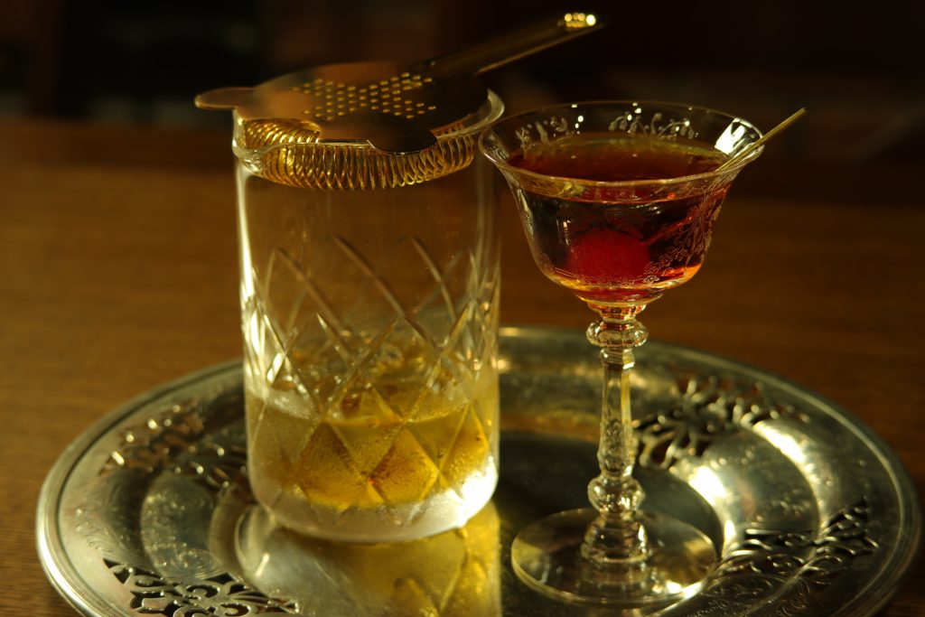 BAR ALBAで提供されるクラシックカクテル「マンハッタン」。ミキシンググラスと完成した一杯が銀のトレイに並ぶ、美しい仕上がりの瞬間。