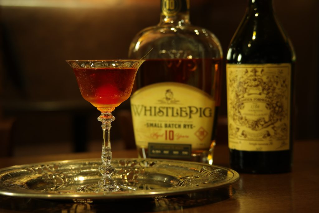 ライウイスキー「WhistlePig」とベルモットを使用したBAR ALBAのマンハッタンカクテル。クラシックレシピに忠実な、本格派の一杯。