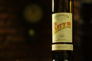 　1889年創業のフランス薬草リキュール「スーズ」のボトル。クラシックなラベルが印象的。