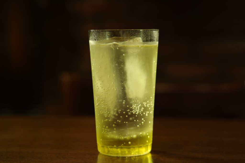 スーズ・トニックのアップ。氷と気泡がきらめく、爽やかな苦味のカクテル。