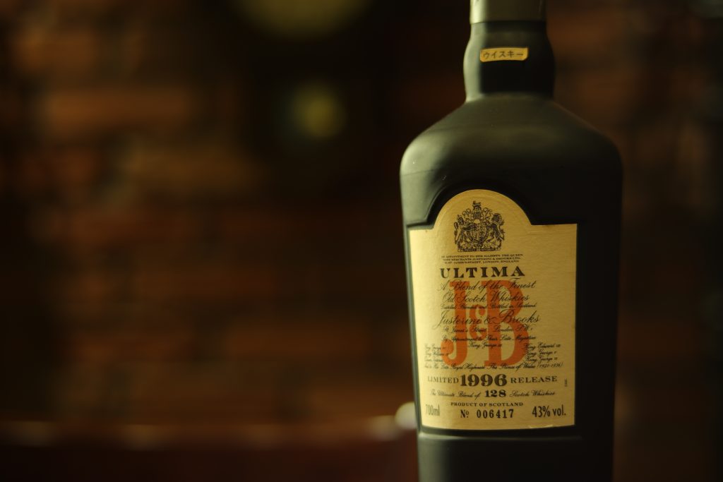 J&B アルティマ 1996 リリース|128種類のスコッチウイスキーをブレンドした限定ボトル。大阪・天満のBAR ALBAにて撮影。