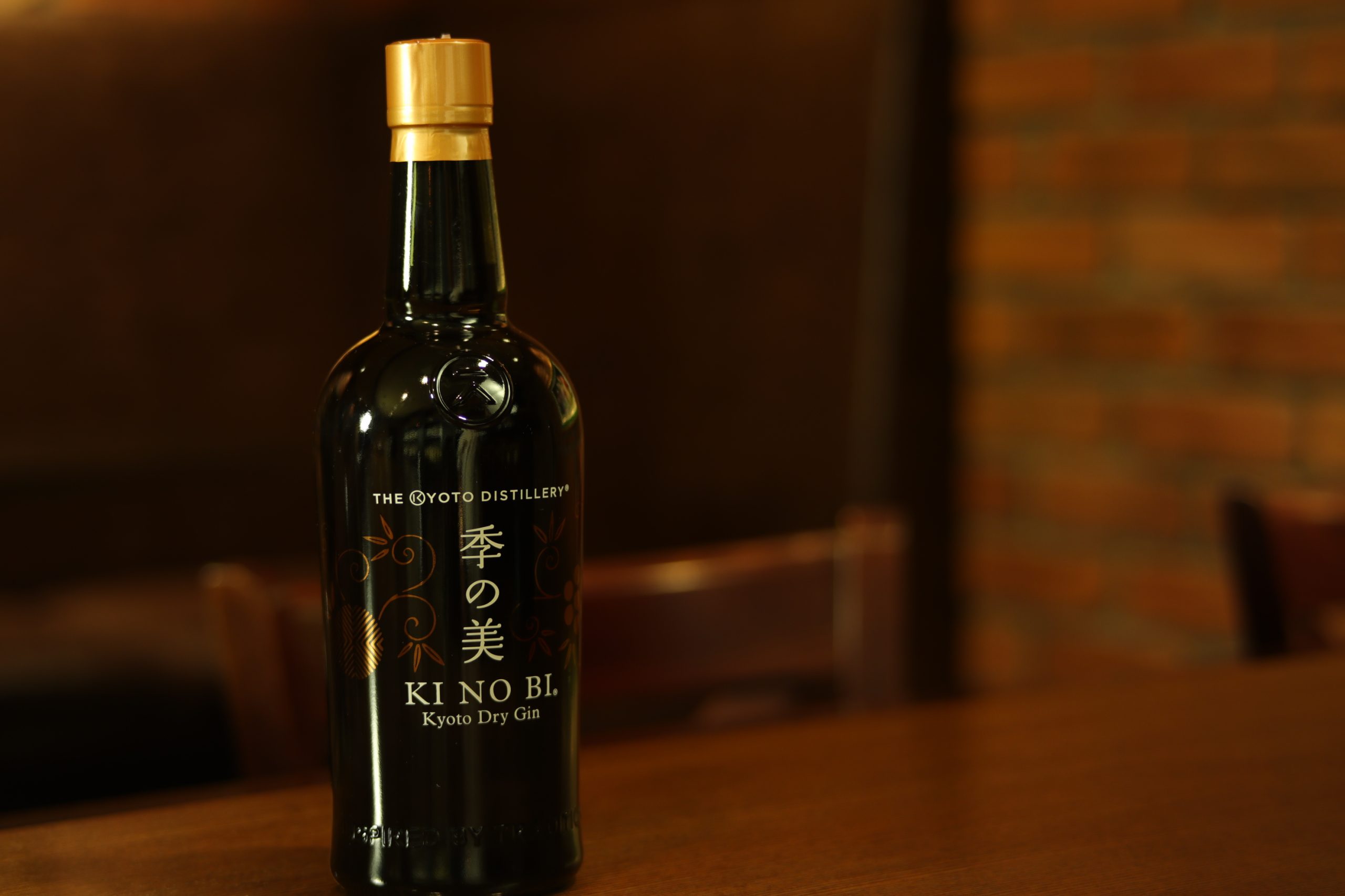 京都産クラフトジン「季の美」のボトル。BAR ALBAの店内にて撮影された一枚。