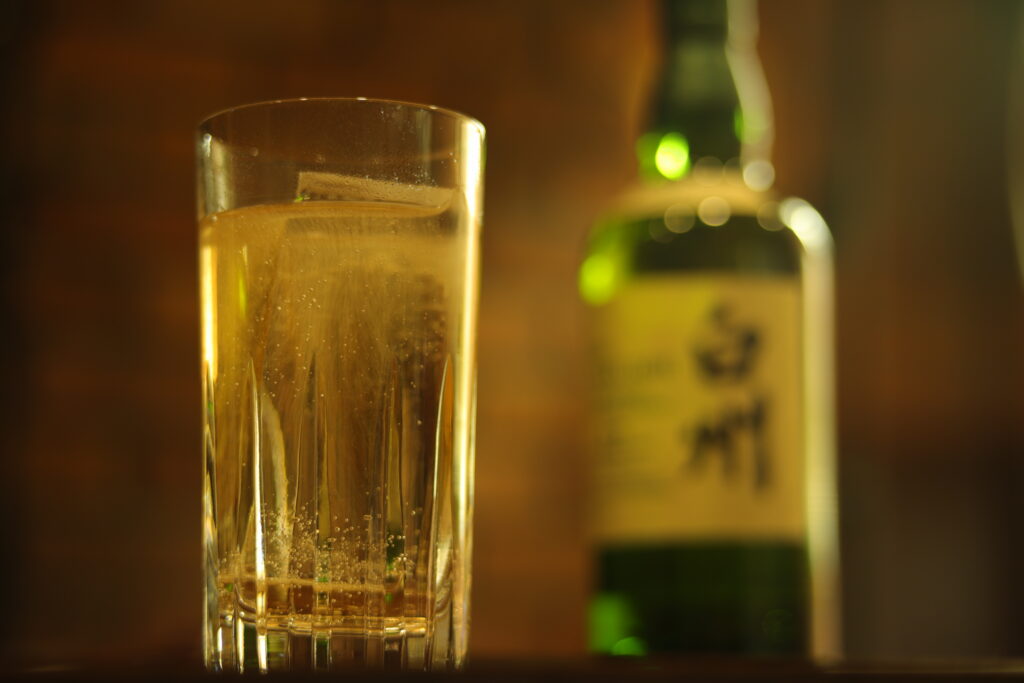 白州12年のハイボール。炭酸の泡が立ち上り、BAR ALBAのカウンターに黄金色の輝きが広がる。