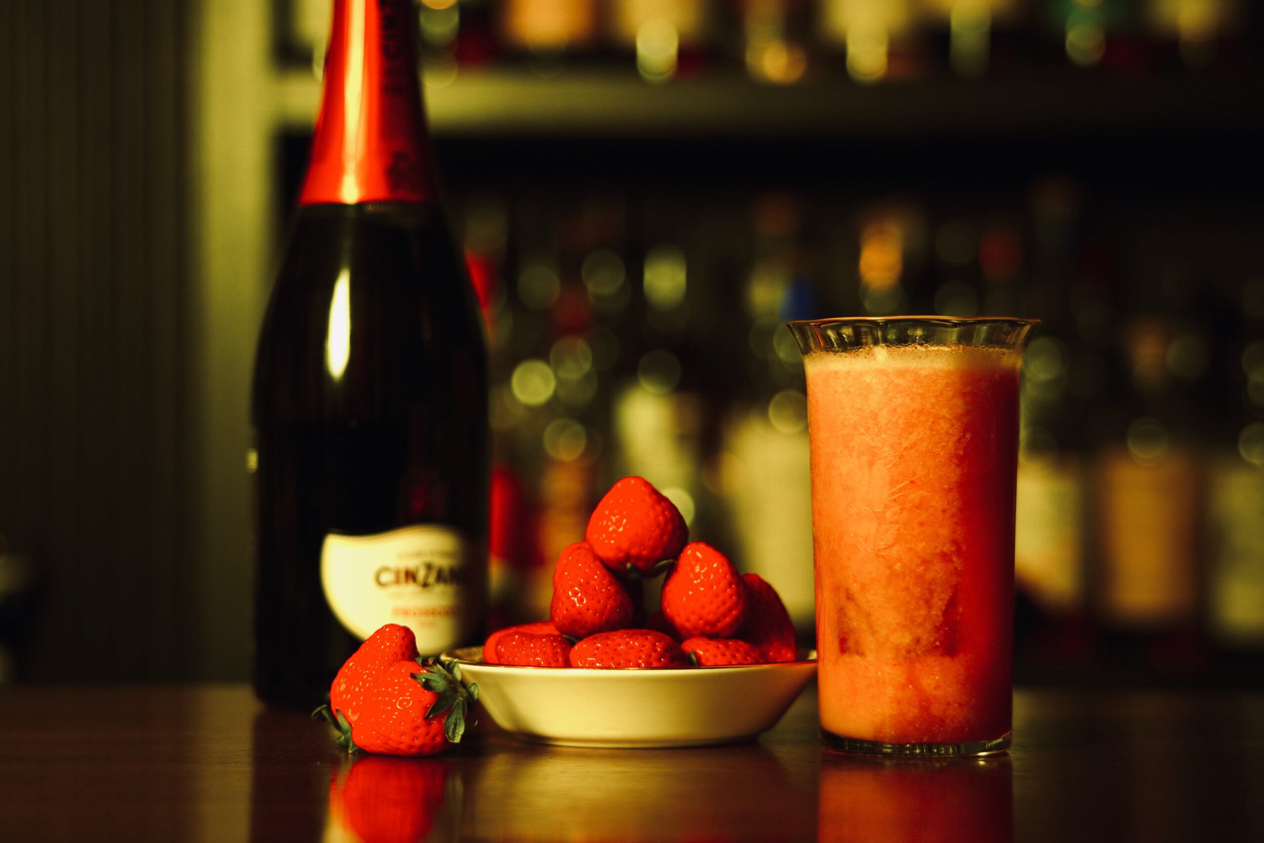 BAR ALBAのカウンターで楽しむロッシーニカクテルとイチゴ、スパークリングワインのあるバーシーン