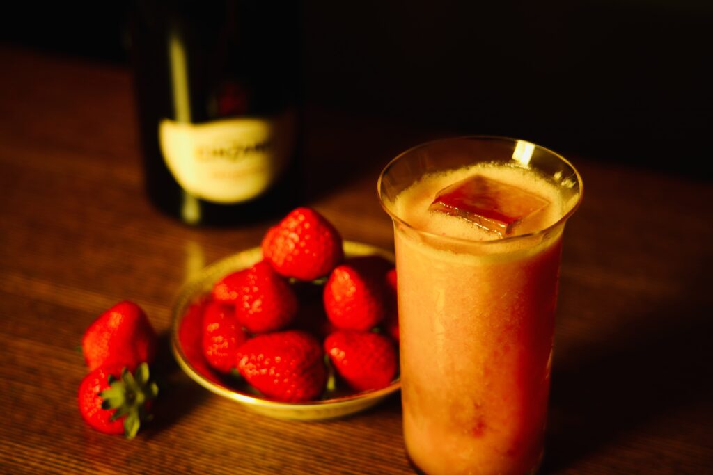 大阪・天満のBAR ALBAで提供するイチゴとスパークリングワインのカクテル「ロッシーニ」