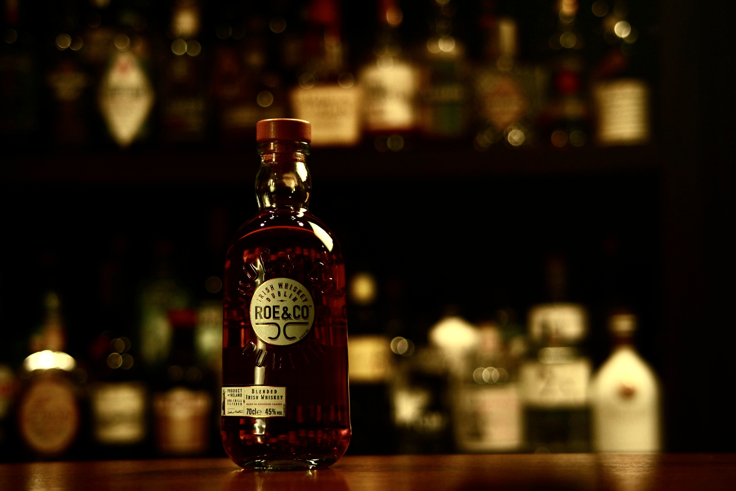 生産停止となったアイルランドウイスキー、ロー&コーのボトル。ウイスキー業界の転換期を象徴する一本。