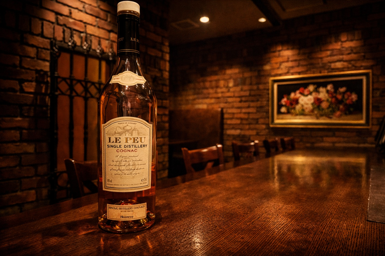 LE PEU（ル・プー）シングル・ディスティラリー・コニャックのボトル。天満の本格バーBAR ALBAのカウンターで撮影。