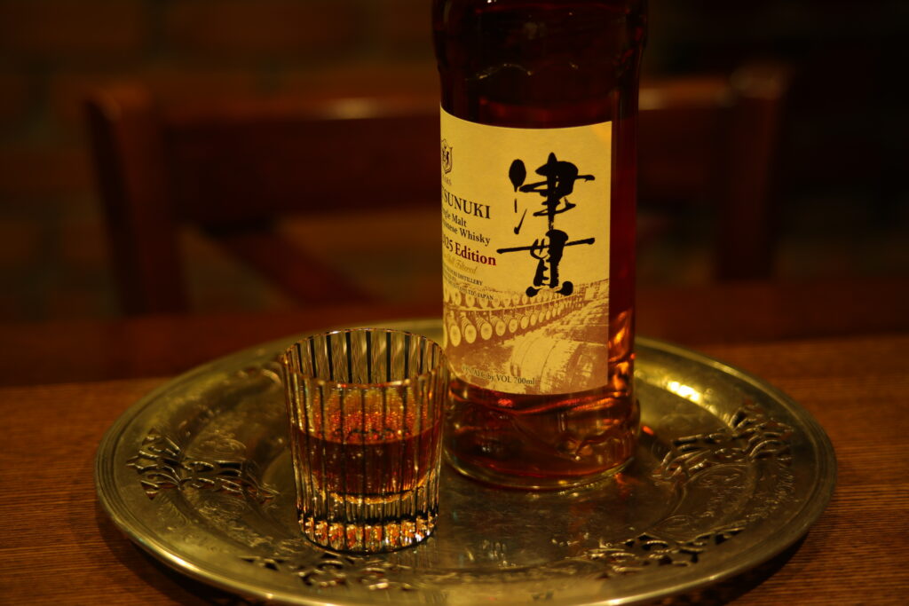 マルス津貫 2025 エディションをグラスに注いだバーカウンターでの提供シーン